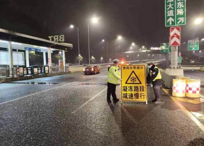 最新因疫情封路实况,多地交通管控升级,民众出行需提前规划 最新因疫情封路实况,多地交通管控升级,民众出行需提前规划