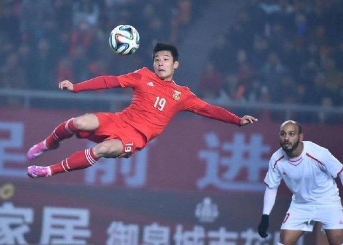 绿茵场暂失声,武磊染疫牵动国足心,康复之路亦是精神征途 绿茵场暂失声,武磊染疫牵动国足心,康复之路亦是精神征途