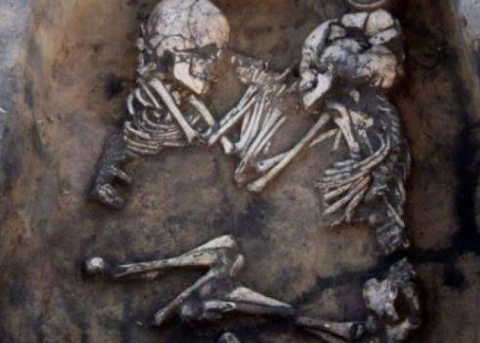 >考古队打开千年古墓,发现棺椁中只有一颗头颅 >考古队打开千年古墓,发现棺椁中只有一颗头颅