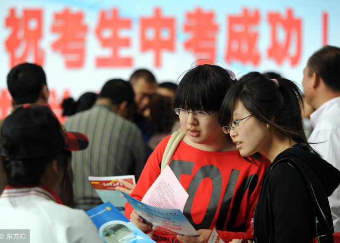 列车长确诊肺炎，铁路抗疫一线的坚守与挑战