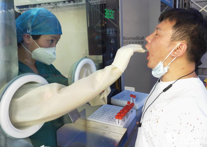 新疆无症状感染者引发成都机场防控升级,多地联动筑牢疫情防线 新疆无症状感染者引发成都机场防控升级,多地联动筑牢疫情防线