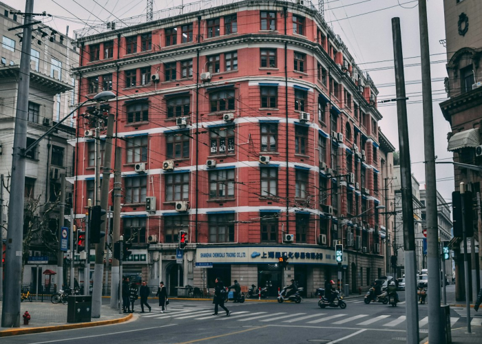 上海疫情蔓延，一座城市的坚韧与反思