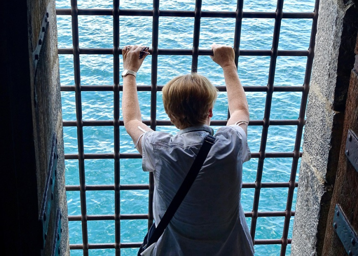 杭州夜空惊现不明飞行物，目击者称绝非寻常飞行器，专家紧急介入调查