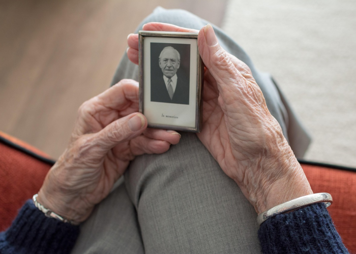 毛老太的晚年镜像,疫情下的个体命运与公共记忆的深层解构 毛老太的晚年镜像,疫情下的个体命运与公共记忆的深层解构