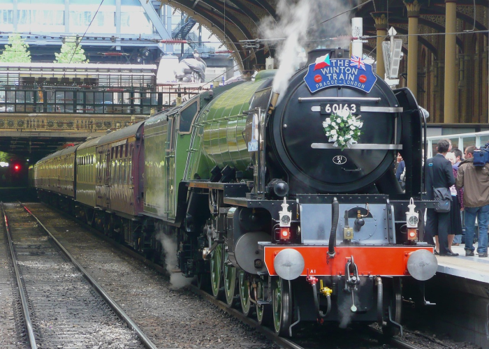 上海城市脉络中的隐秘角落,市区火车票代售点的时代印记与温度传承 上海城市脉络中的隐秘角落,市区火车票代售点的时代印记与温度传承