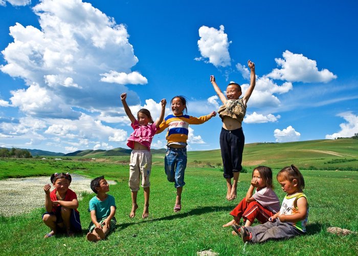 棉签轻触的瞬间，一个男孩在核酸队列里的无声成长