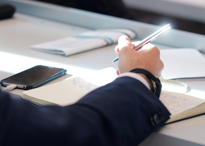 北京疫情持续向好，又有伍个地区降为低风险，防控策略显成效