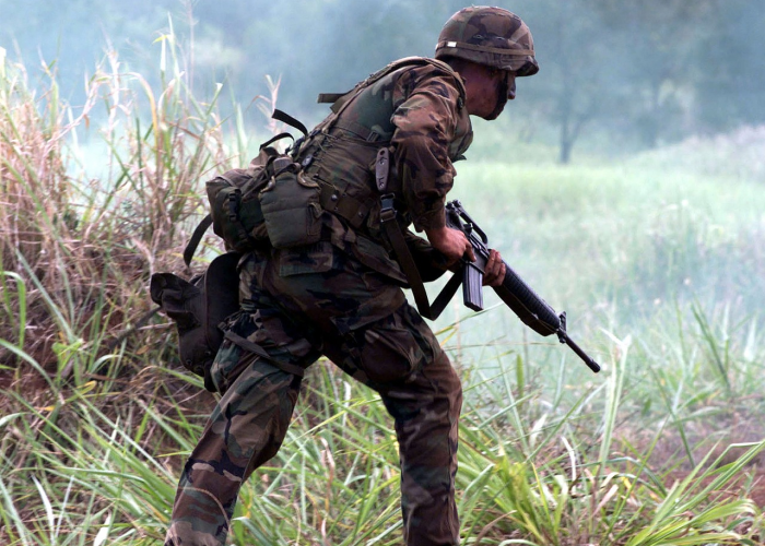 韩国首例士兵感染，军营防疫漏洞与国防安全警钟