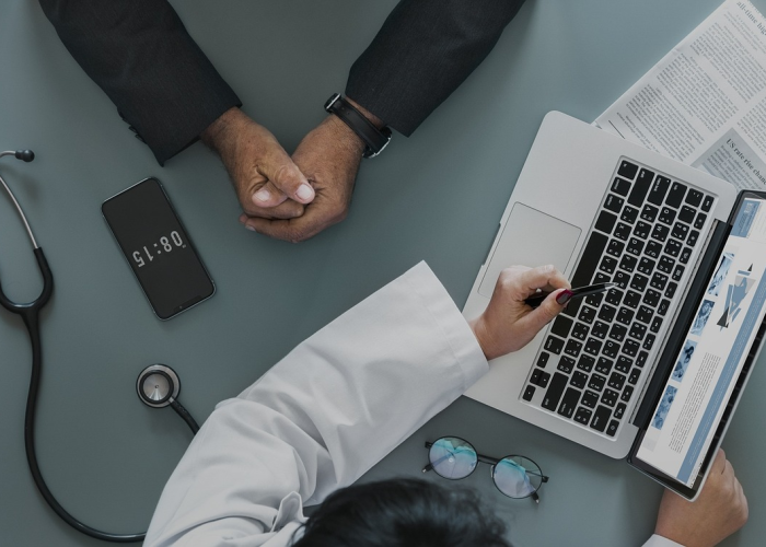 印度总统确诊新冠，政治健康双重考验下的国家应对与反思