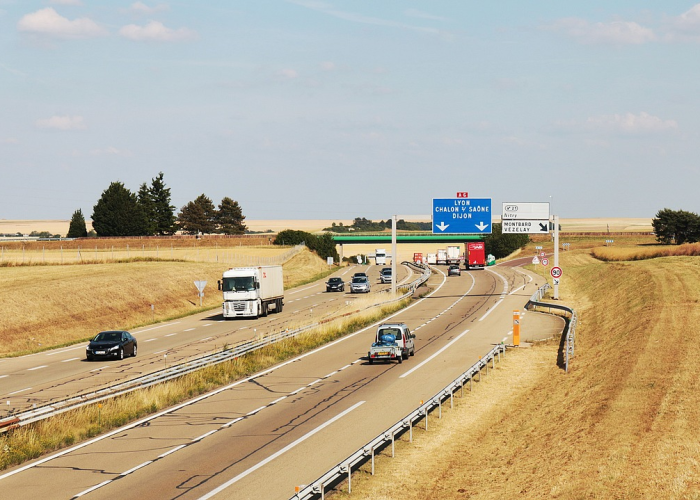 交通运输部宣布，伍月陆日起全国高速公路恢复收费，开启交通管理新篇章