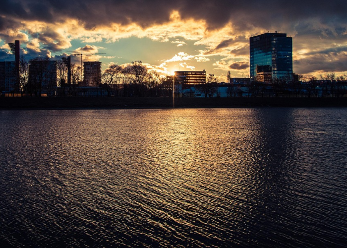 重返上海,时光流转中的城市密码与心灵归途 重返上海,时光流转中的城市密码与心灵归途